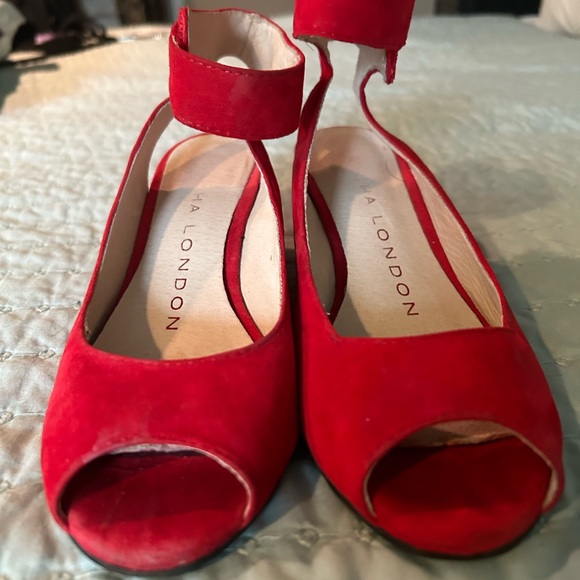 Sasha London Red Wedges - Picture 2 of 3